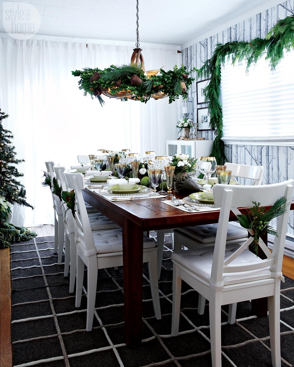 Christmas tree and garland in the dining room. (Photo: Style at Home)