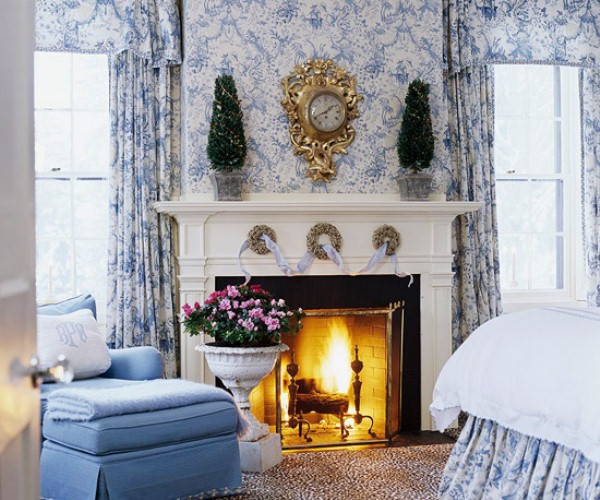 Subtle seasonal look in the bedroom. (Photo: Traditional Home)