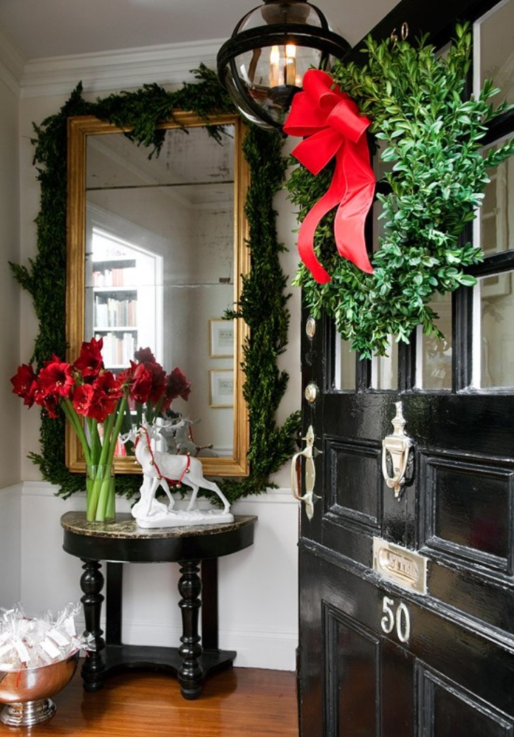 Entry decorated for Christmas (Photo: Traditional Home)