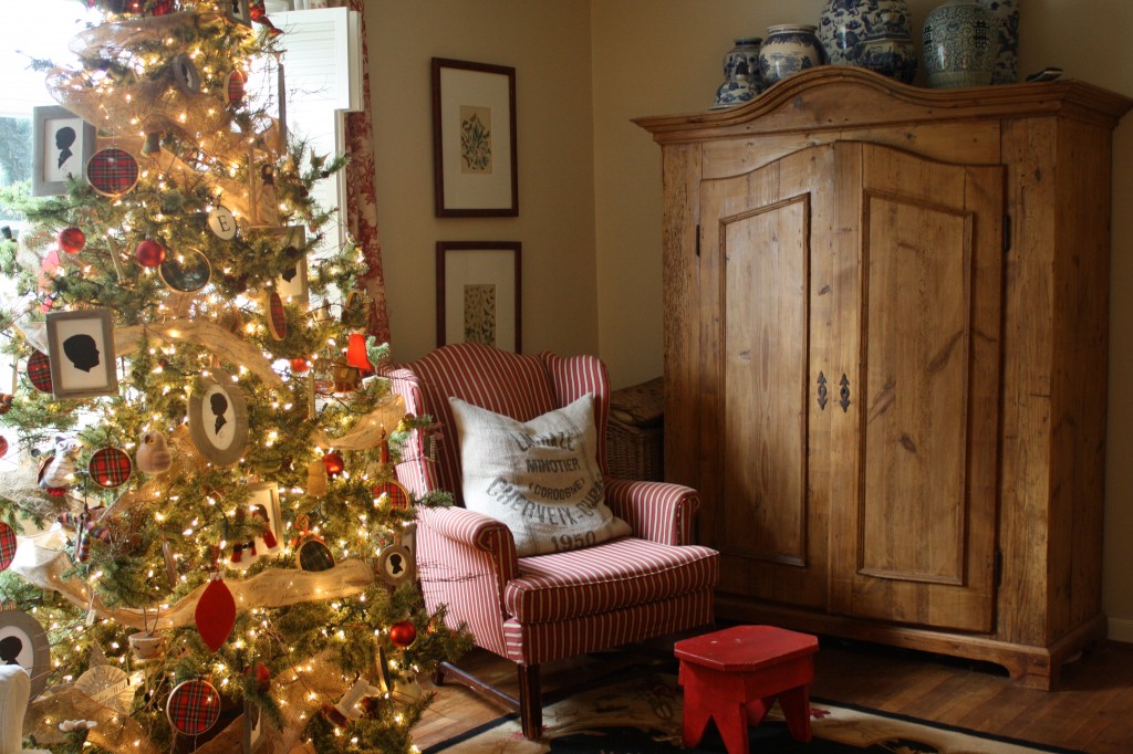 Tree decorated with silhouette ornaments and tartan plaid hoops. (Photo: Holly Mathis Interiors)
