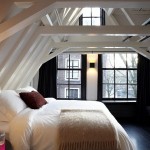 Largest guestroom on the top floor overlooks the Canal Herengracht.