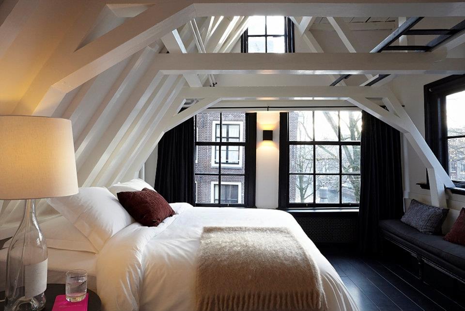 Largest guestroom on the top floor overlooks the Canal Herengracht.