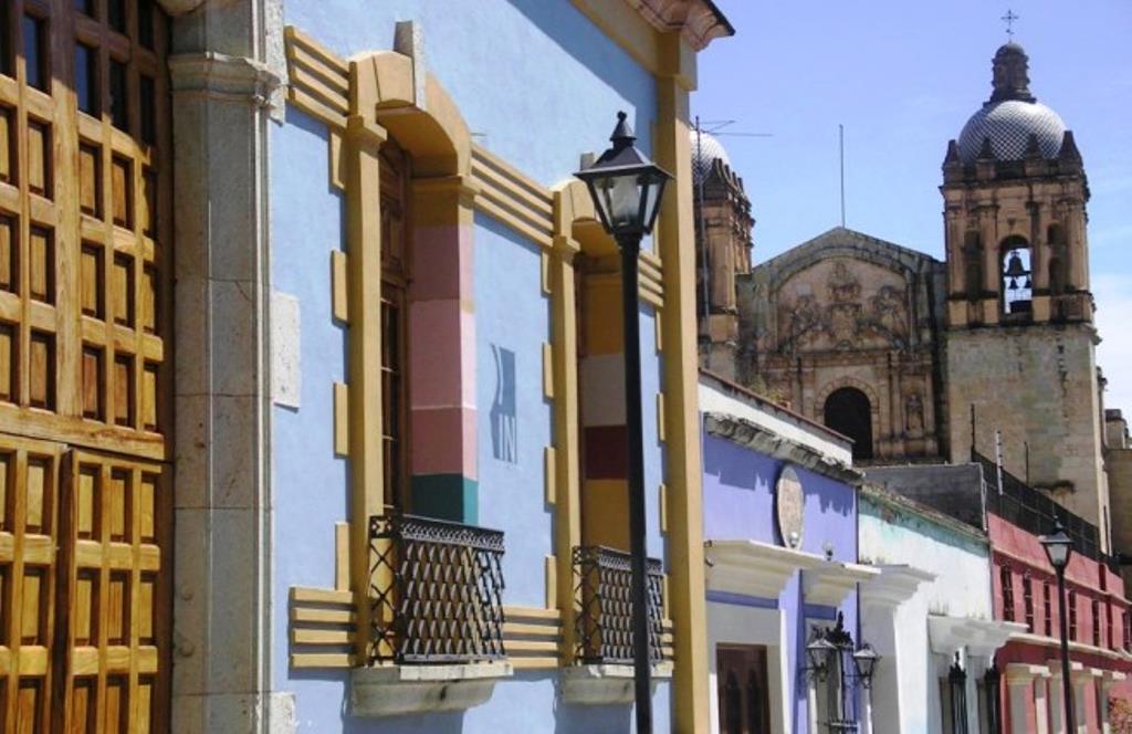 Street in the colonial city of Oaxaca de Juárez (Photo: Jay Holliday, Backpacker Bucks)