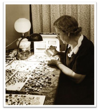 Freida Warther at work with her buttons. (Photo: Warther Museum)